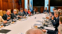 Imagen de «Una brutal baja de impuestos», la promesa de Caputo a la UIA si se llega al superávit fiscal
