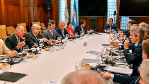 «Una brutal baja de impuestos», la promesa de Caputo a la UIA si se llega al superávit fiscal