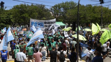 Diferentes gremios encabezan la jornada de protestas en Viedma. Foto: Pablo Leguizamon.
