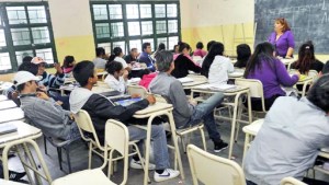 Podrán pasar de año con más materias previas en secundarios de Neuquén