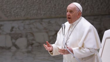 Papa Francisco durante el Ángelus en la Plaza de San Pedro, donde brindó un mensaje de reflexión y solidaridad en vísperas de Navidad. Foto EFE.