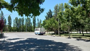 A punta de pistola asaltaron a un grupo de jóvenes en una plaza de Cipolletti