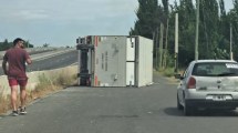 Imagen de Un camión volcó por intentar esquivar a un perro sobre la Ruta 22, cerca de Fernández Oro