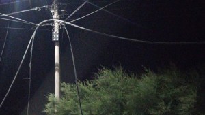 Robaron cables y dejaron sin servicio de internet y televisión a vecinos de Cinco Saltos