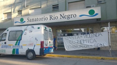 Continua el reclamo de los trabajadores del Sanatorio Río Negro. Foto: gentileza