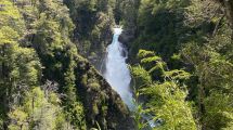 Imagen de Llegaron a la «cascada mágica» que une Chile con Argentina y así muestra su furia