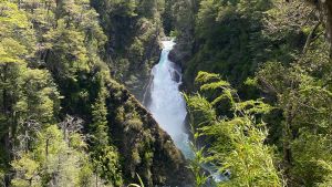 Llegaron a la «cascada mágica» que une Chile con Argentina y así muestra su furia