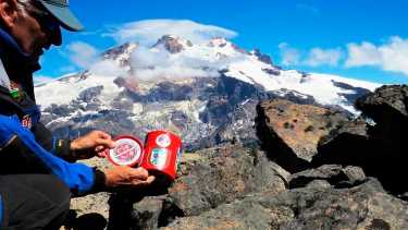 Monras coloca una lata en la cima del cerro Vichadero, uno de los miradores del cerro Tronador. Foto: gentileza