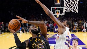Con polémica, Los Angeles Lakers vencieron a Phoenix Suns y están en semifinales de la Copa de la NBA