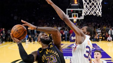 Con polémica, Los Angeles Lakers vencieron a Phoenix Suns y están en semifinales de la Copa de la NBA