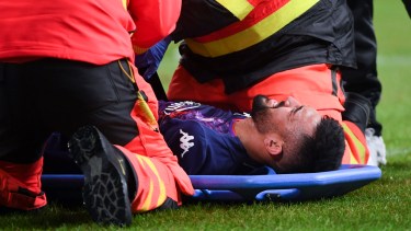 Nico González se retiró del campo de juego en camilla en el empate de la Fiorentina en Hungría. (Tamas Vasvari/MTI via AP)