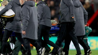 Tom Lockyer fue retirado del campo de juego en camilla y consciente. (Steven Paston/PA via AP)