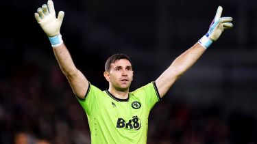 Dibu Martínez fue fundamental en la victoria del Aston Villa. (John Walton/PA via AP)
