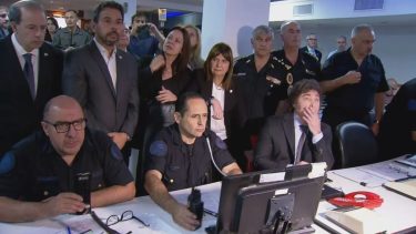 Milei se instaló en una sede policial para seguir el operativo antipiquete