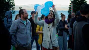 En Bariloche, también se manifestaron en rechazo al DNU de Milei. Fotos Marcelo Martínez.