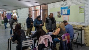 El oficialismo perdió por 2 votos, pero retuvo el control de la CEB