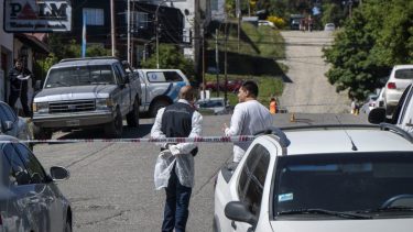 El homicidio ocurrió minutos antes de las 9 del jueves y a metros de una escuela primaria. Foto: Marcelo Martinez / Patagonia