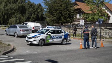 Silvia Martín caminaba sola el jueves por la mañana, cuando el sospechoso la interceptó cerca de la Costanera de Bariloche y la apuñaló con saña y la mató. (Foto: Marcelo Martinez/Patagonia)