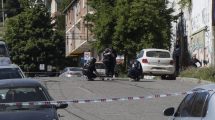 Imagen de Crimen en Bariloche: la mujer murió por una profunda puñalada en el tórax y buscan al homicida