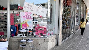 Los comercios de la calle Onelli de Bariloche sintieron el impacto de la crisis que afecta al consumo. Foto: Archivo Chino Leiva