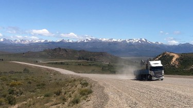 La traza de la línea de 132 kV, Alipiba II, irá junto a la Ruta Nacional 23, entre Dina Huapi y Pilcaniyeu. Foto: Alfredo Leiva