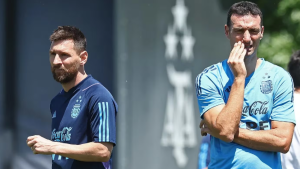 Scaloni cobró los premios del Mundial, mientras espera reunirse con Messi