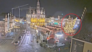 Tragedia en Bélgica, se cayó un árbol de Navidad y aplastó a una mujer
