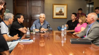 El titular de la mutual petrolera, Guillermo Pereyra, junto al secretario Adjunto del gremio, Ernesto Inal, firmaron un contrato con Juan Pablo Córdoba titular  del Centro de Medicina del Comahue Cmic. (Gentileza Sindicato Petroleo)