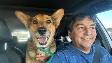 El titular de ATE en Neuquén y su inseparable Ramón.