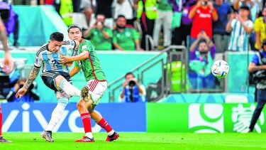 Definición de crack. Enzo Fernández abre el pie derecho para marcar ante México.