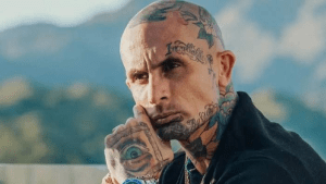 Emanuel Noir de Ke Personajes, otra vez fue filmado a las piñas: el escandaloso video
