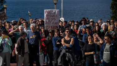 La protesta en Bariloche se concentró en discursos y una propuesta de realizar asambleas para definir acciones. Foto: Marcelo Martinez