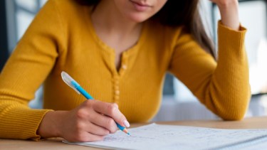 Según investigadores, la inteligencia artificial no aumentó las trampas en escuelas de Estados Unidos. Imagen de Freepik