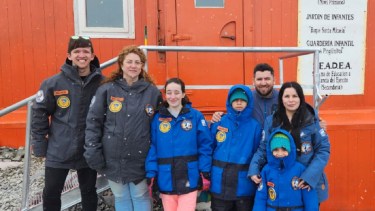 Se graduaron en la Antártida y cuentan sus experiencias educativas de ciencia y soberanía. Crédito: Télam.
