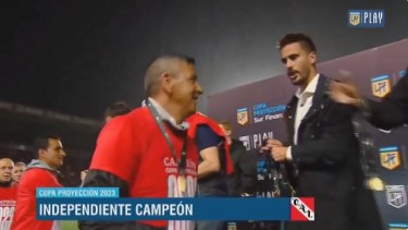 Pedro Monzón no saludó a Marconi y siguió de largo durante la premiación de la Reserva de Independiente.