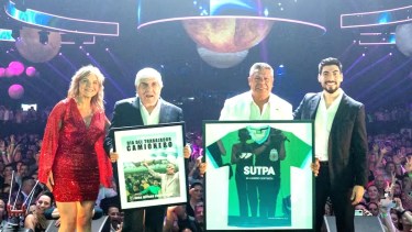 Chiqui Tapia hizo las pases con los Moyano y se reencontró en un acto sindical, donde le hicieron un homenaje. 