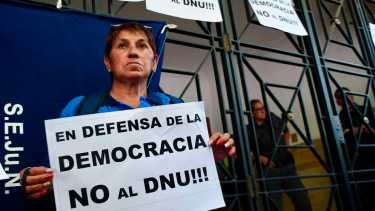 El Frente Sindical se concentró frente al TSJ de Neuquén para pedir la protección de la Constitución ante el decreto de Milei. (Archivo Matías Subat)