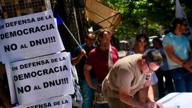 Los gremios suman a otras organizaciones y firmas individuales al amparo colectivo contra el DNU (foto Matías Subat)