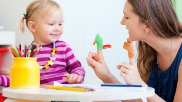 Las niñeras cumplen un rol fundamental en la crianza de niñas y niños.-