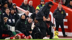 La insólita lesión de un jugador en la Premier League: se chocó con Klopp y pidió el cambio