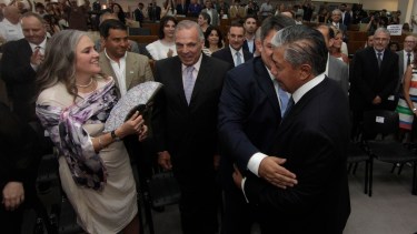 El exgobernador Jorge Sapag asistió al acto de asunción del segundo mandato del intendente Mariano Gaido y se cruzó con el gobernador Rolando Figueroa. (Oscar Livera).