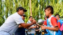 Imagen de El Mundialito de Plottier se presentó con Lalo y su bendición maradoneana