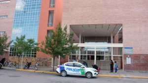 Buscan a un hombre que habría rociado a un joven con nafta y prendió fuego su casa en Roca