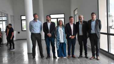 Las autoridades de la UNRN en el nuevo edificio en el Valle Medio. 