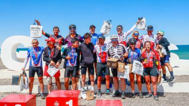 Los ganadores de la competencia, en Las Grutas, punto de llegada del Desafío.