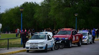 Rescataron a un hombre sin vida del Canal Grande de Roca. Fotos Andrés Maripe.