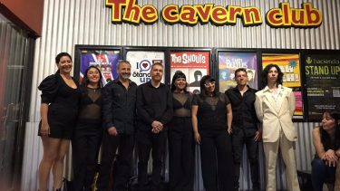 Los Cause en la puerta de The Cavern Buenos Aires, durante su presencia en la Semana Beatle Latinoamérica.