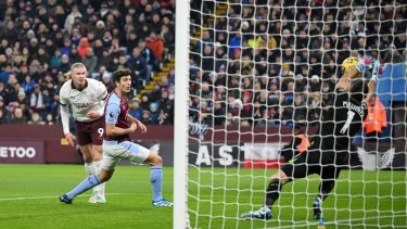 Dibu Martínez le sacó dos jugadas claras a Haaland. (Foto: @premierleague)