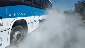 Sábado de choques en Neuquén: un auto embistió a un colectivo en el oeste