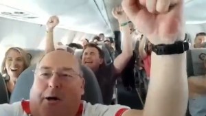 Siguió los penales en pleno vuelo a Neuquén y su video quedó en Muchachos, la película del Mundial